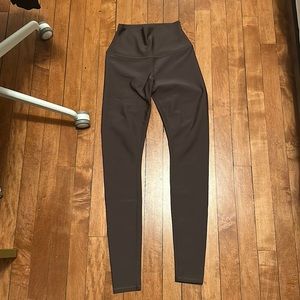 ALO Yoga High Waist Airlift Leggings in Raisin